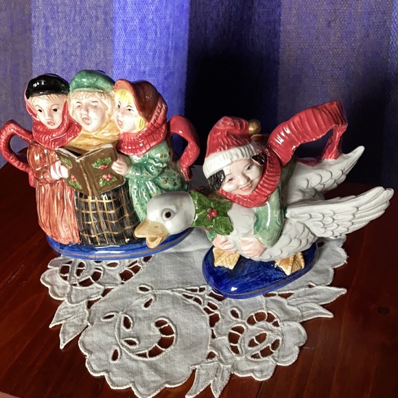 Vintage 1993 F&F Christmas Carol sugar & creamer with spoon - Picture 1 of 9